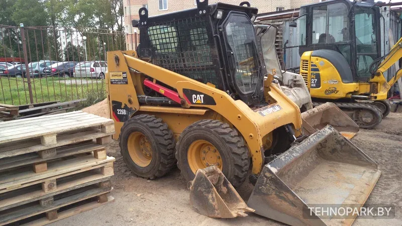 Аренда мини-погрузчика CAT 226B3 с ямобуром, гидромолотом и вилами