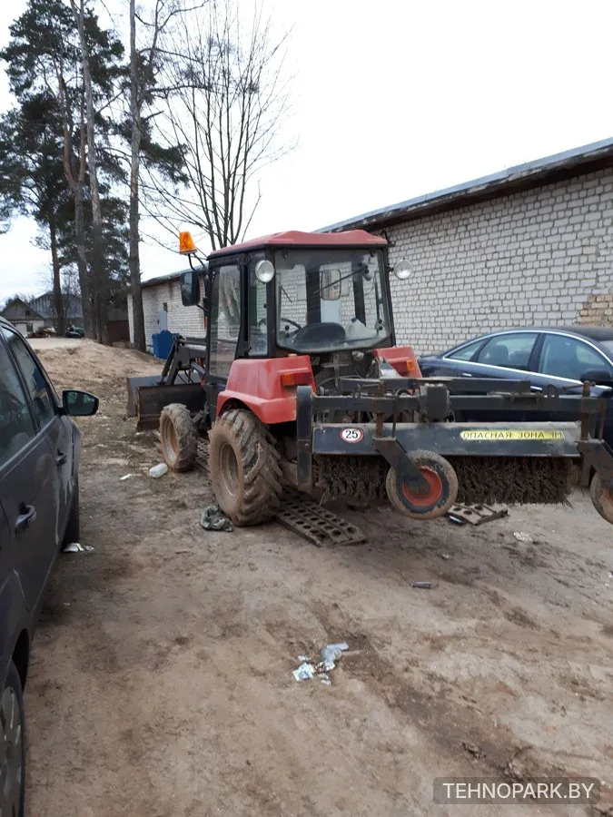 Аренда тротуарного трактора-щетки МТЗ-320.4 с поливом