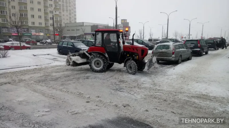Уборка территорий и пешеходных дорожек трактором МТЗ 422.1