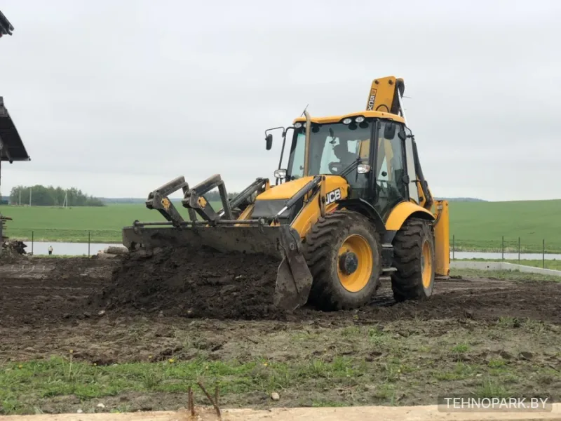 Аренда экскаватора-погрузчика JCB 5CX (глубина до 6.5 м) и самосвалов 25-40 т