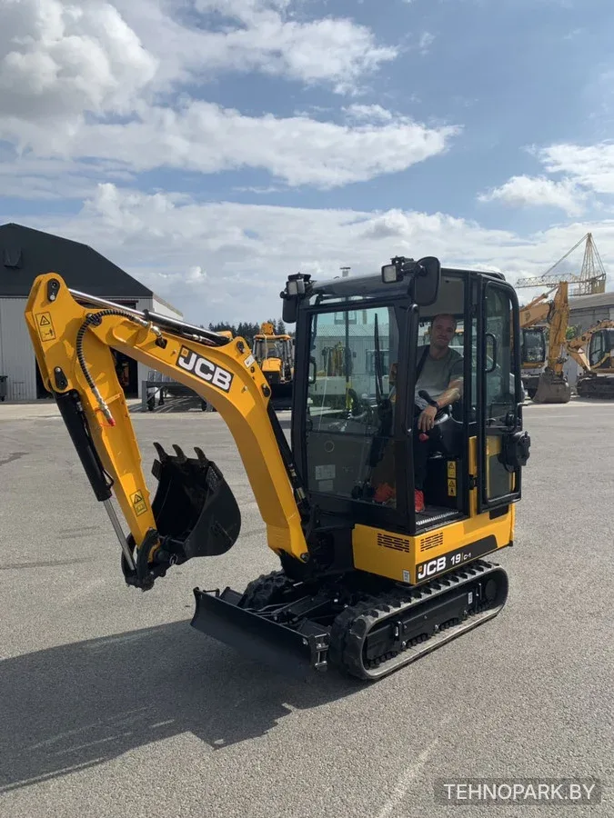 Аренда мини-экскаватора JCB 19С-1 на резиновых гусеницах (2 т)