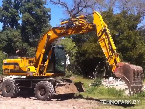 Аренда колесного экскаватора JCB JS 130W в условиях городской застройки