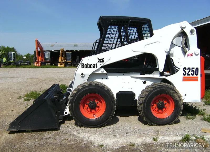 Аренда мини-погрузчика Bobcat S250 (ковш + вилы)
