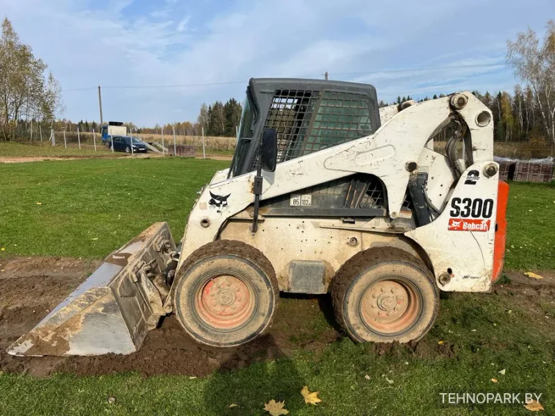 Аренда мини-погрузчика Bobcat S300 с оператором | МаркСтрой