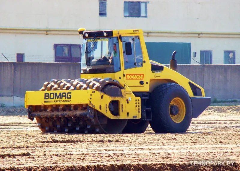 Аренда полноприводного грунтового катка BOMAG BW 213 DH-4BVC с кулачковым вальцом