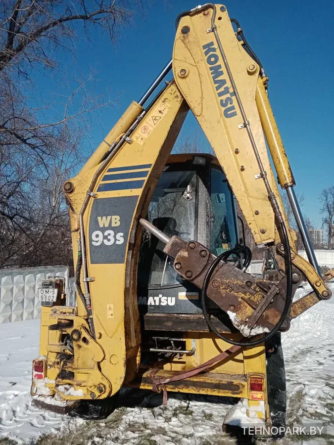 Аренда экскаватора-погрузчика Komatsu WB93S с гидромолотом Indeco