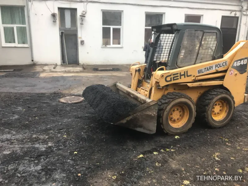Аренда мини-погрузчика (1 т, ковш 0.37 м³) с ямобуром и гидромолотом