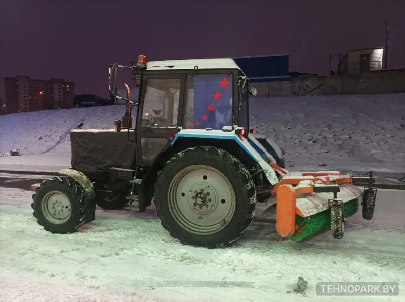 Аренда трактора МТЗ-82 со щеткой и отвалом (вывоз снега)