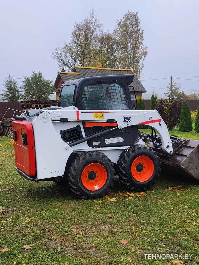 Аренда мини-погрузчика Bobcat S450 (2018 г.в.) с профи-экипажем