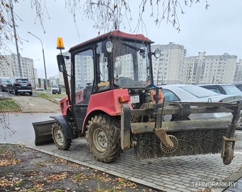 Аренда трактора МТЗ 320.4 со щеткой и снеговым отвалом