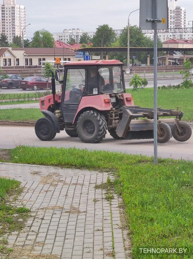 Аренда коммунального трактора с дорожной щеткой и отвалом