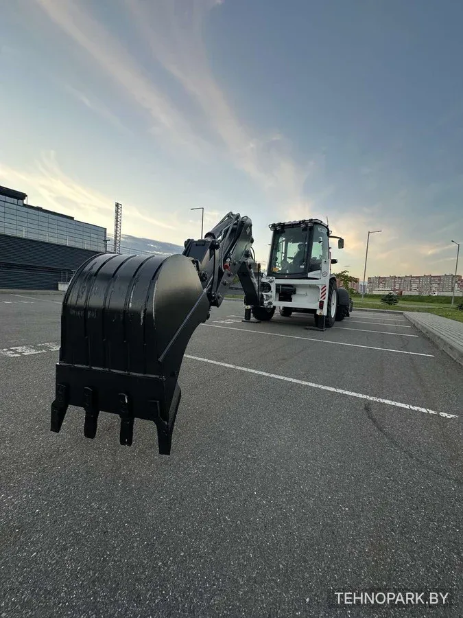 Аренда нового экскаватора-погрузчика JCB 3CX (2024 г.в.) с гидромолотом