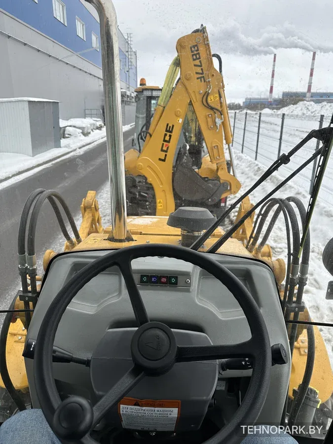 Аренда нового экскаватора-погрузчика LGCE D877F 2025 г. с гидромолотом