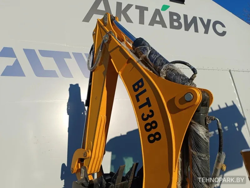 Аренда нового экскаватора-погрузчика с гидромолотом и экипажем