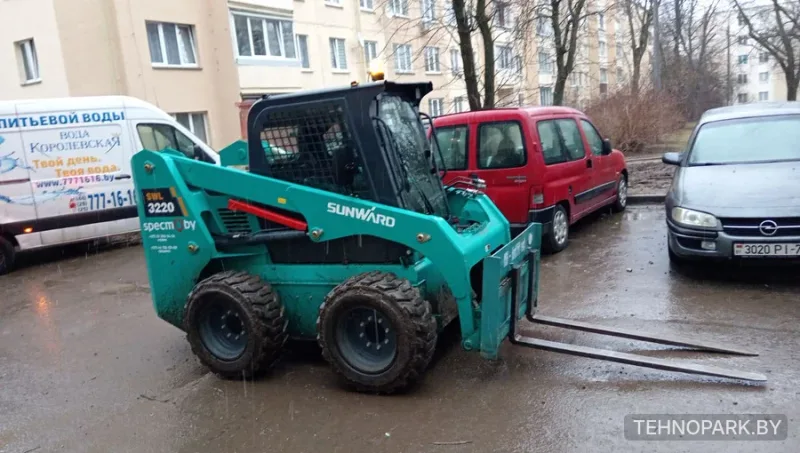 Аренда нового мини-погрузчика Sunward 3220 от МАКАНСТРОЙ