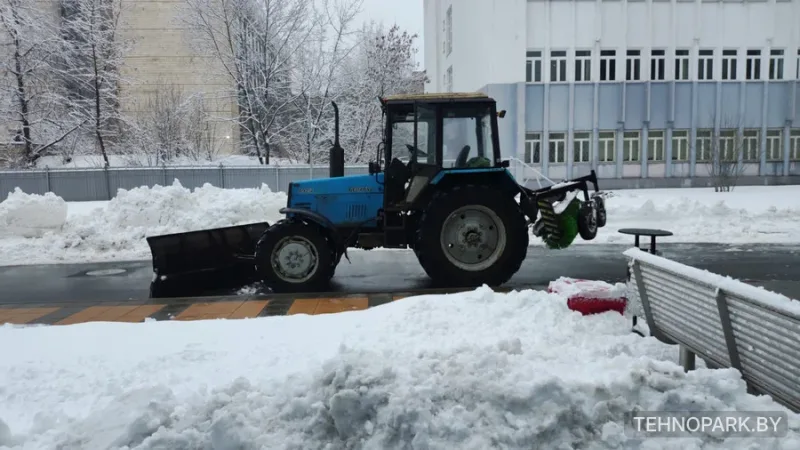 Аренда коммунального трактора (поворотный отвал, дорожная щетка)