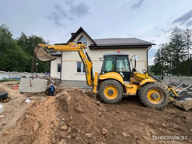 Аренда экскаватора-погрузчика New Holland B115B: гидромолот, ямобур