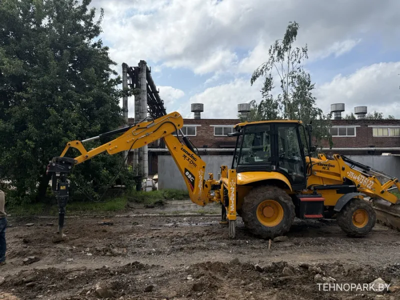 Аренда экскаватора-погрузчика New Holland B115B: гидромолот, ямобур