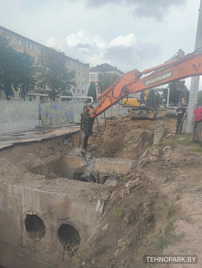 Аренда колесного полноповоротного экскаватора с гидромолотом Ramfos