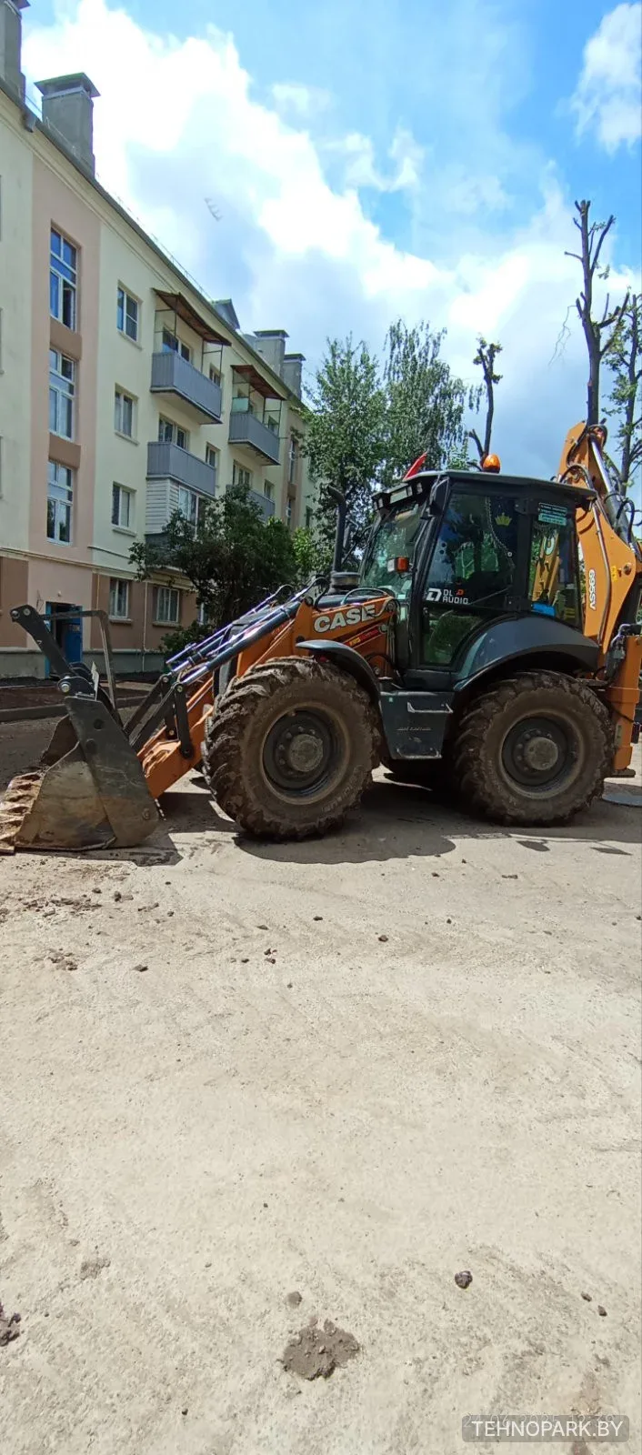 Аренда универсального экскаватора-погрузчика Case 695SV (110 л.с.)