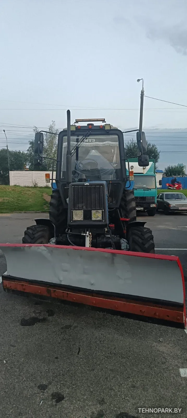 Аренда коммунального трактора МТЗ-892 с отвалом и щеткой с поливом