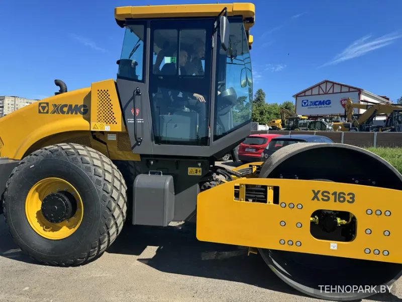 Аренда грунтового виброкатка XCMG XS163 (16 т, полный привод, линейная нагрузка 44.9 кг/см)