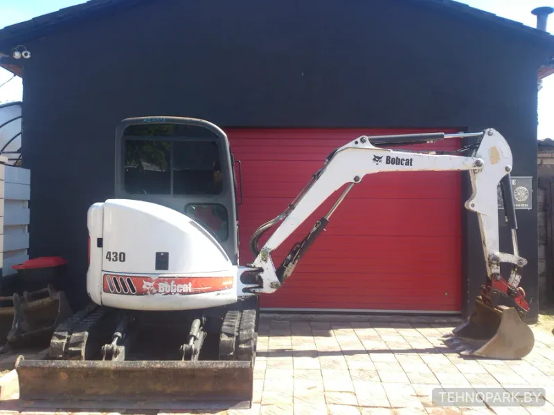 Аренда мини-экскаватора Bobcat 430 (4 т, нулевой занос) с быстросъемом
